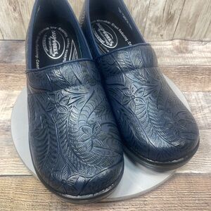 Easy Works by Easy Street Women’s Blue Floral Slip Resistant Clogs Size 11 W